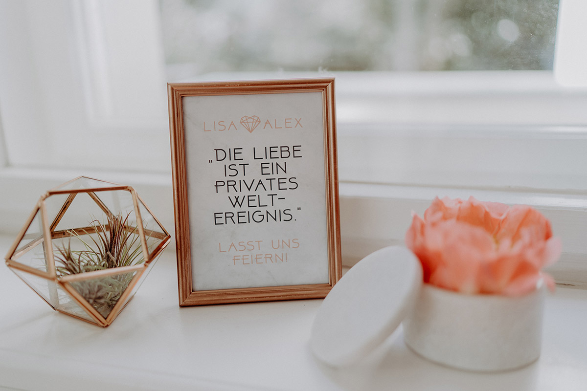 Hochzeitsspruch auf Tafel: Die Liebe ist ein privates Weltereignis
