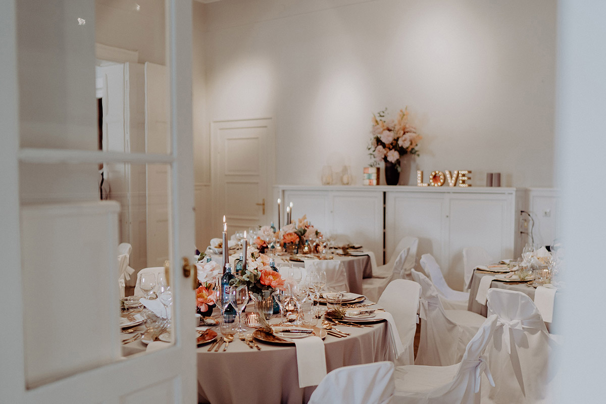 Gästehaus Blumenfisch Hochzeit: Stimmungsvolle Raumdekoration am Abend