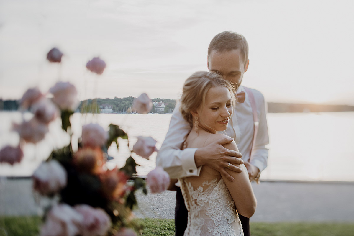 Kreative Brautpaar-Fotoshooting-Idee mit Tilt-Shift-Effekt und Hochzeitsblumen im Vordergrund