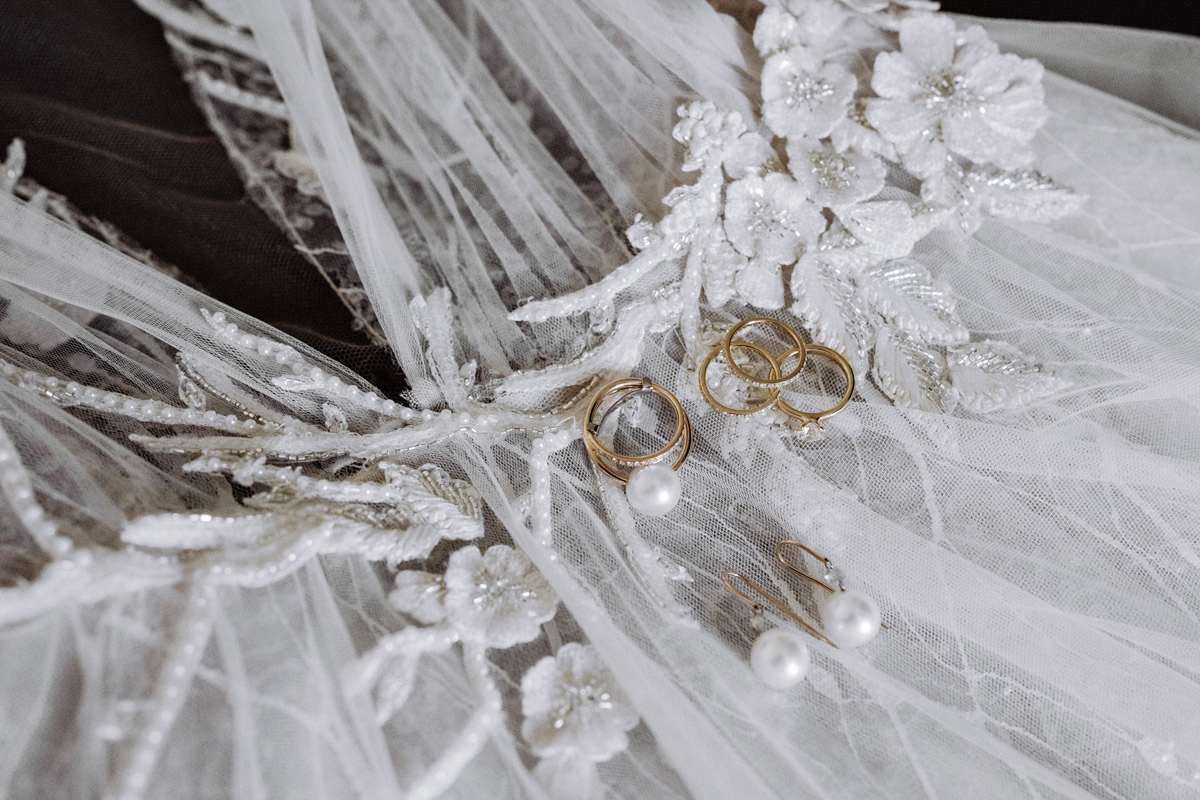 Eheringe und Hochzeitsschmuck von Juwelier Lorenz Berlin auf Hochzeitskleid Liz Martinez