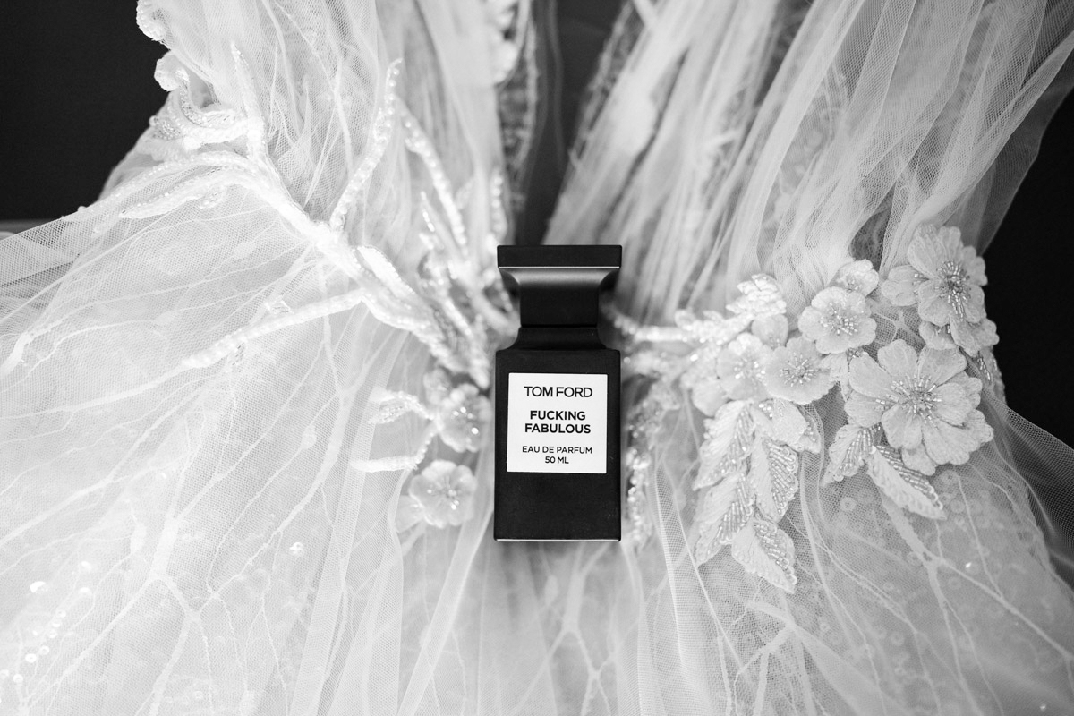 Parfüm liegt auf Brautkleid