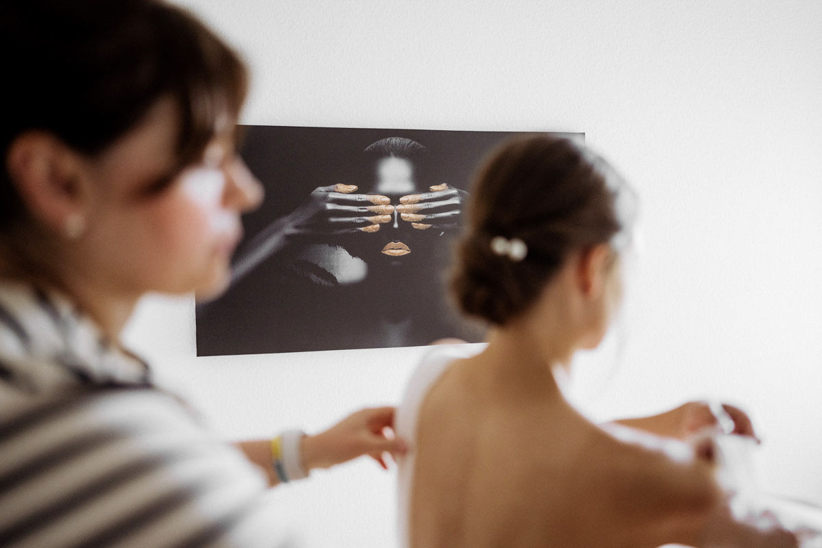 Künstlerische Aufnahme vom Ankleiden