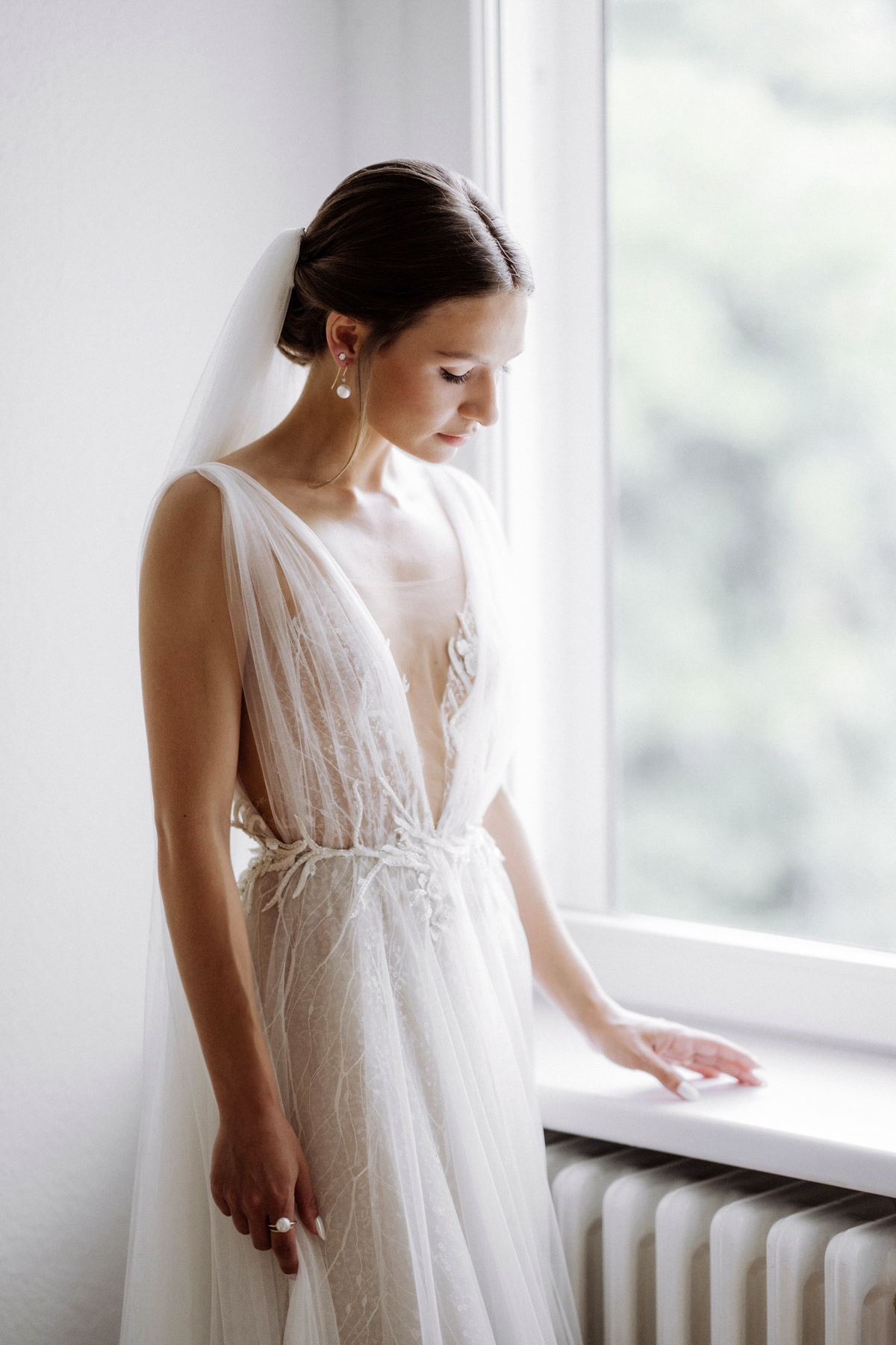 Braut steht am Fenster