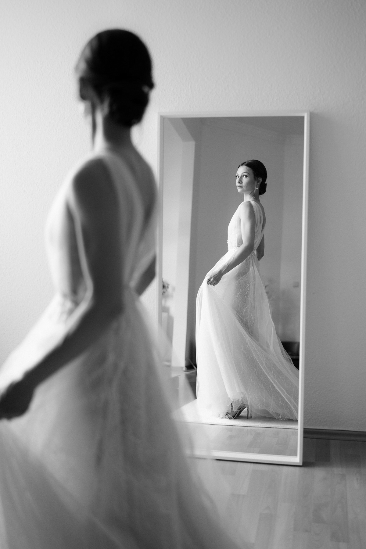 Braut in einem fließenden Hochzeitskleid von Liz Martinez vor der Hochzeitsfeier in den Wannseeterrassen Berlin.