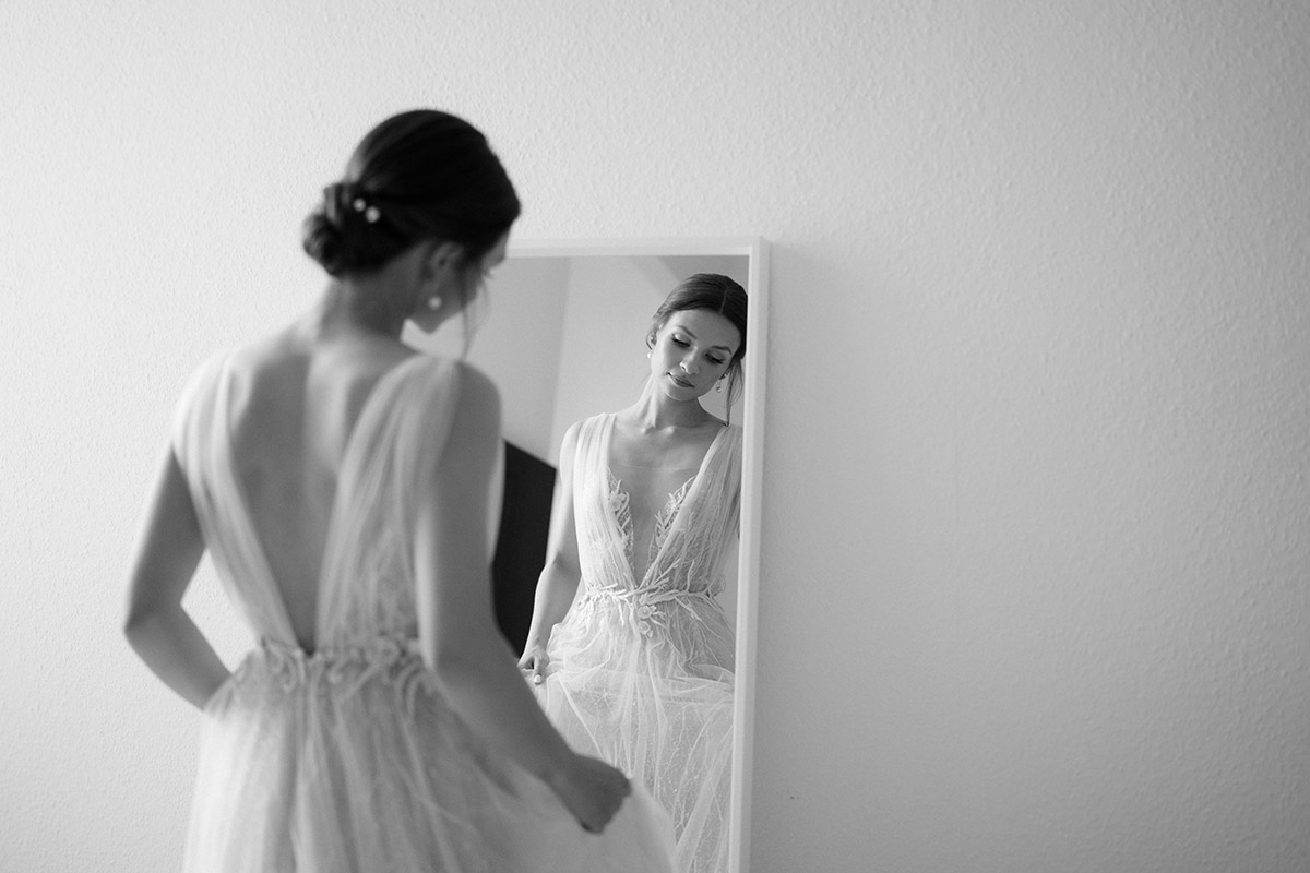 Berliner Braut betrachtet sich im Spiegel in Schwarz-Weiß