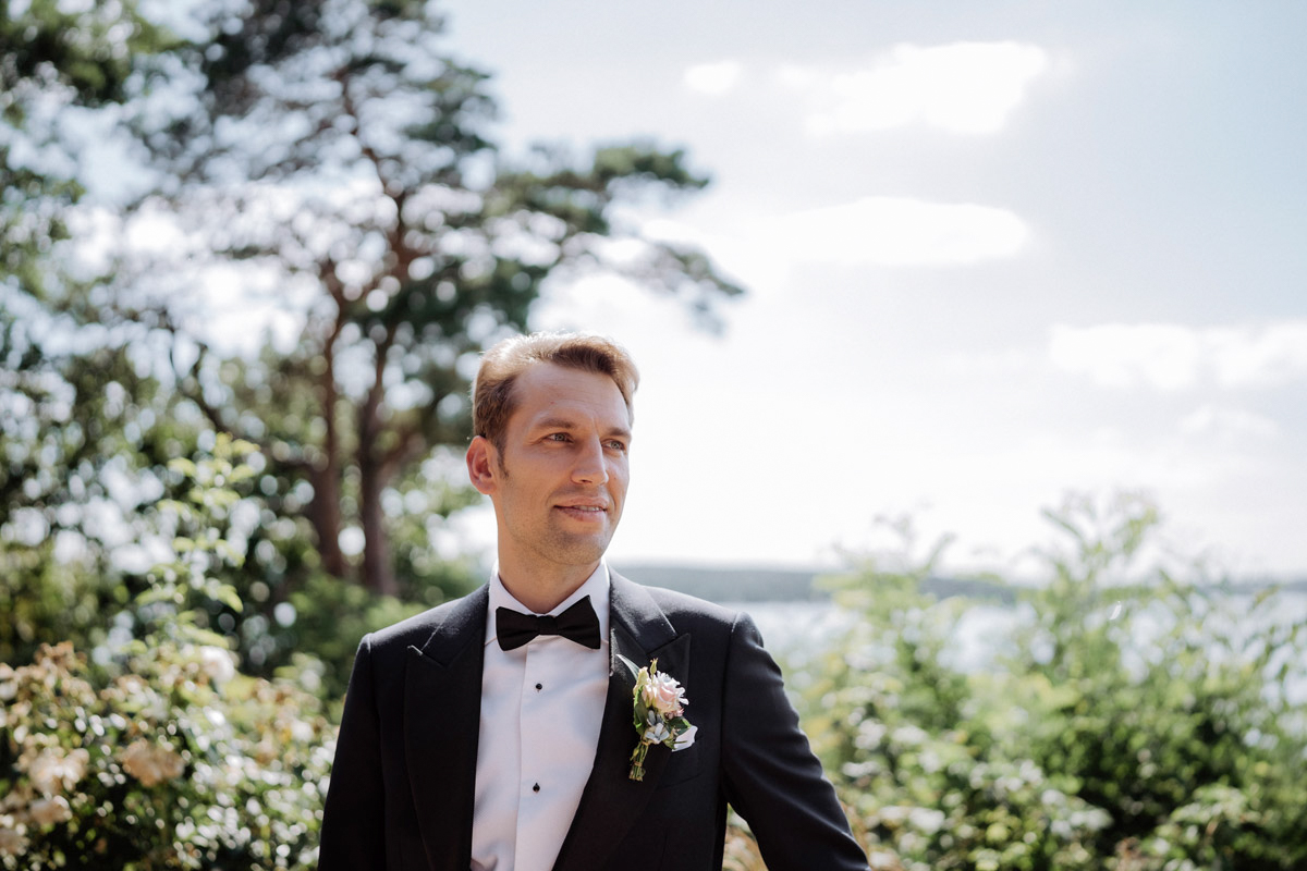 Bräutigam wartet auf Braut vor dem Wannsee in Berlin Grunewald