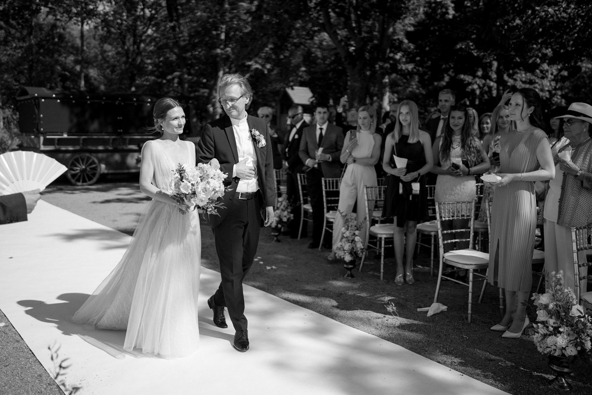 Braut zieht mit Vater zur freien Trauung ein