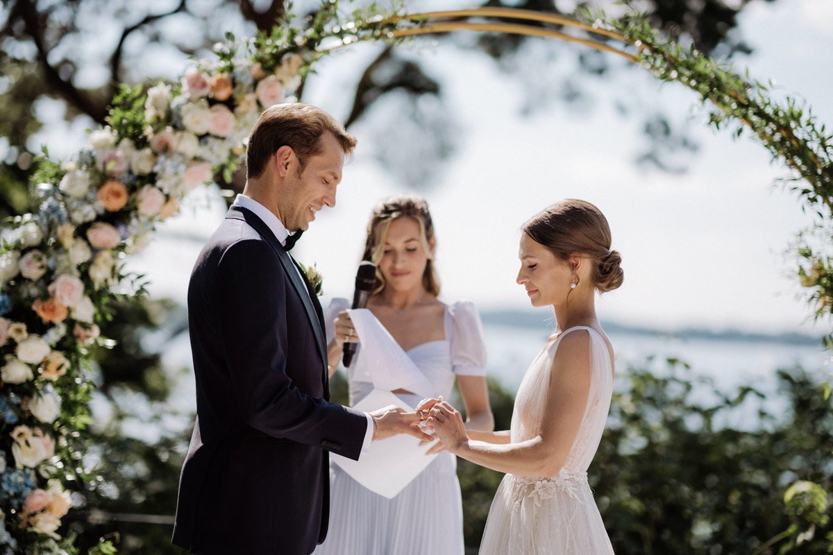 Freie Trauung Berlin: Braut steckt Bräutigam Ehering auf
