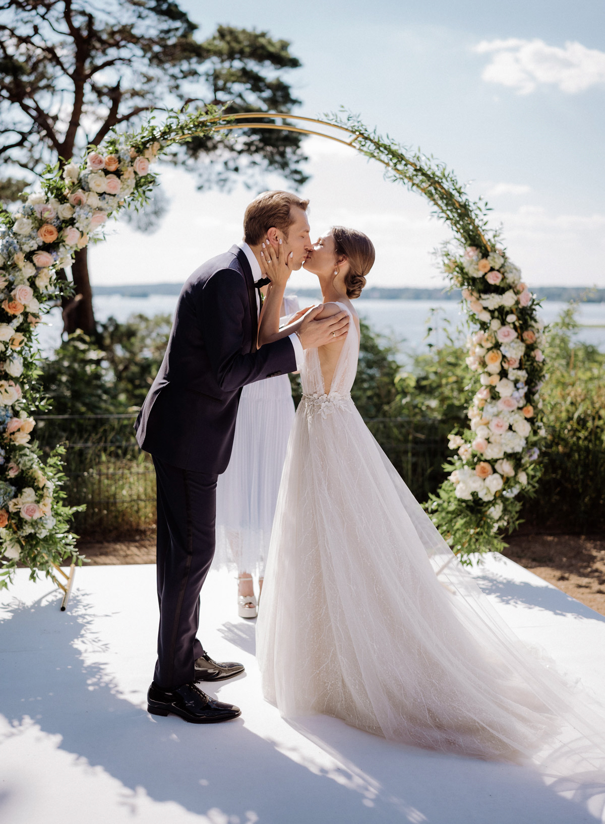 Innigster Moment am Wasser: Das Brautpaar küsst sich bei der Hochzeit im Restaurant Wannseeterrassen Berlin Grunewald – Fine Art Hochzeitsfotografie.