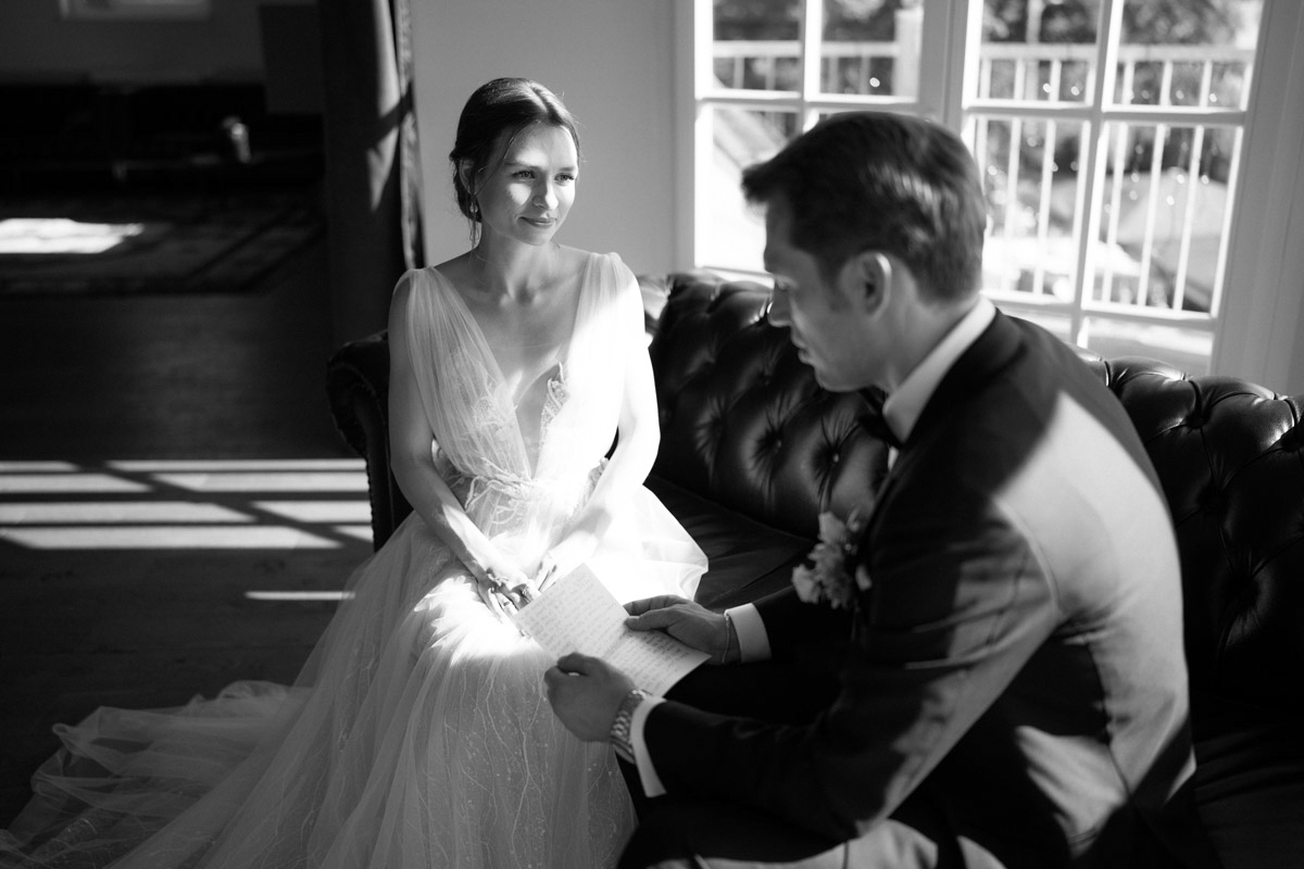 Intimes Eheversprechen nach der Trauung: Brautpaar in den hellen, eleganten Innenräumen der Wannseeterrassen Berlin bei einem privaten Moment ohne Gäste.