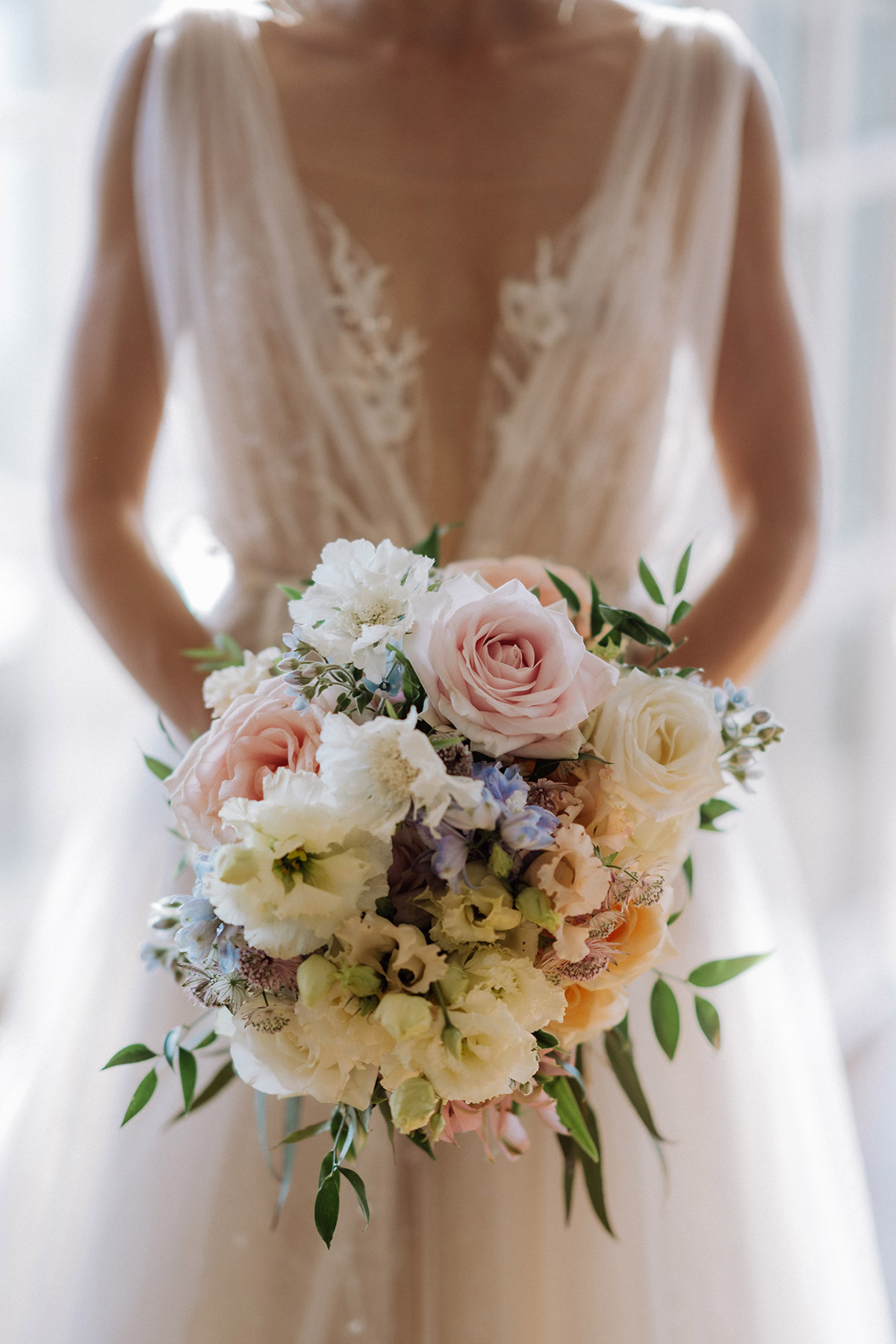 Brautstrauß in Créme, Weiß, Rosa und Hellblau erstellt von flowersfactory Berlin