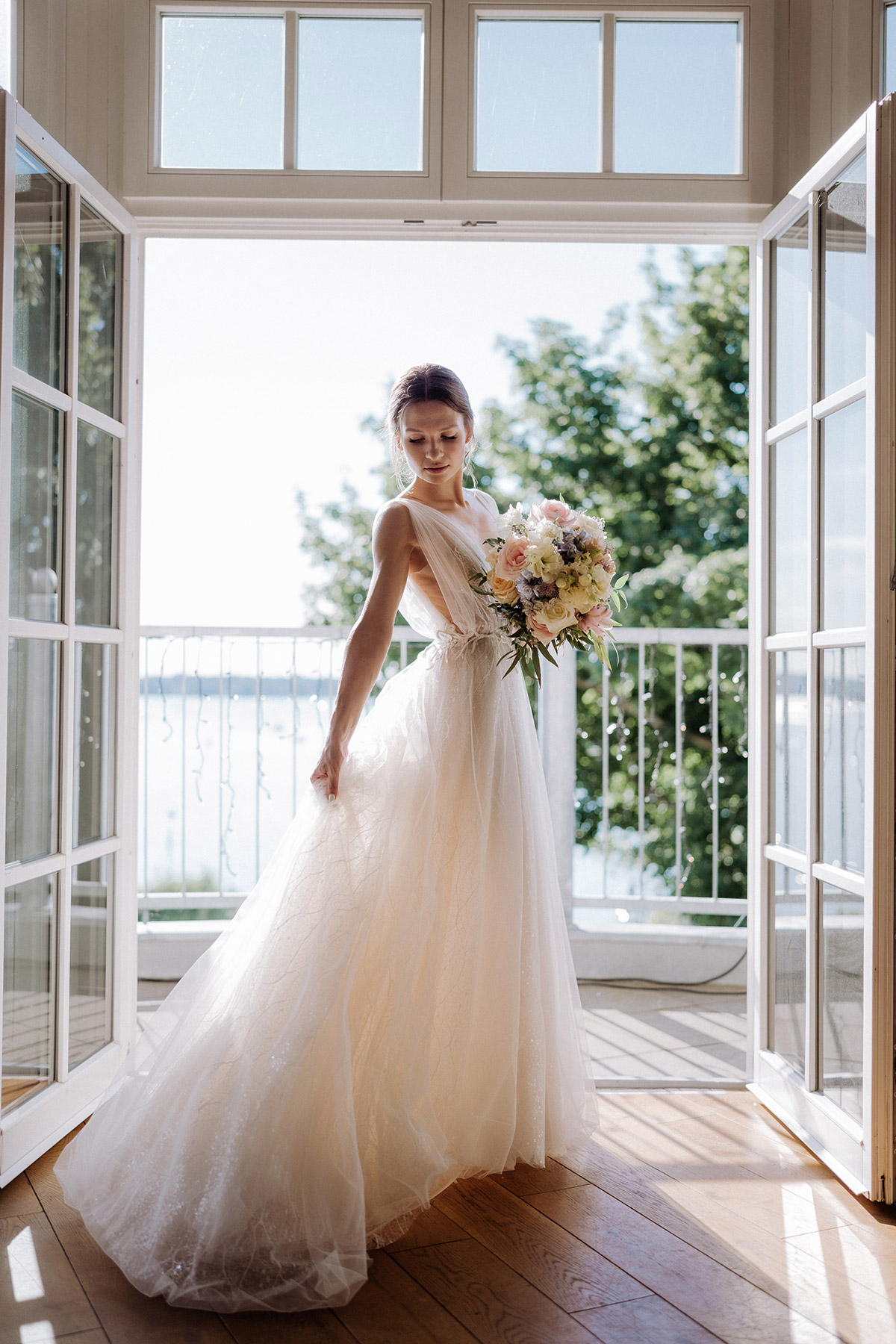 Braut im Liz Martinez Hochzeitskleid mit einem sommerlichen Brautstrauß in Weiß, Rosa und Hellblau von flowersfactory Berlin; Fine Art Look.