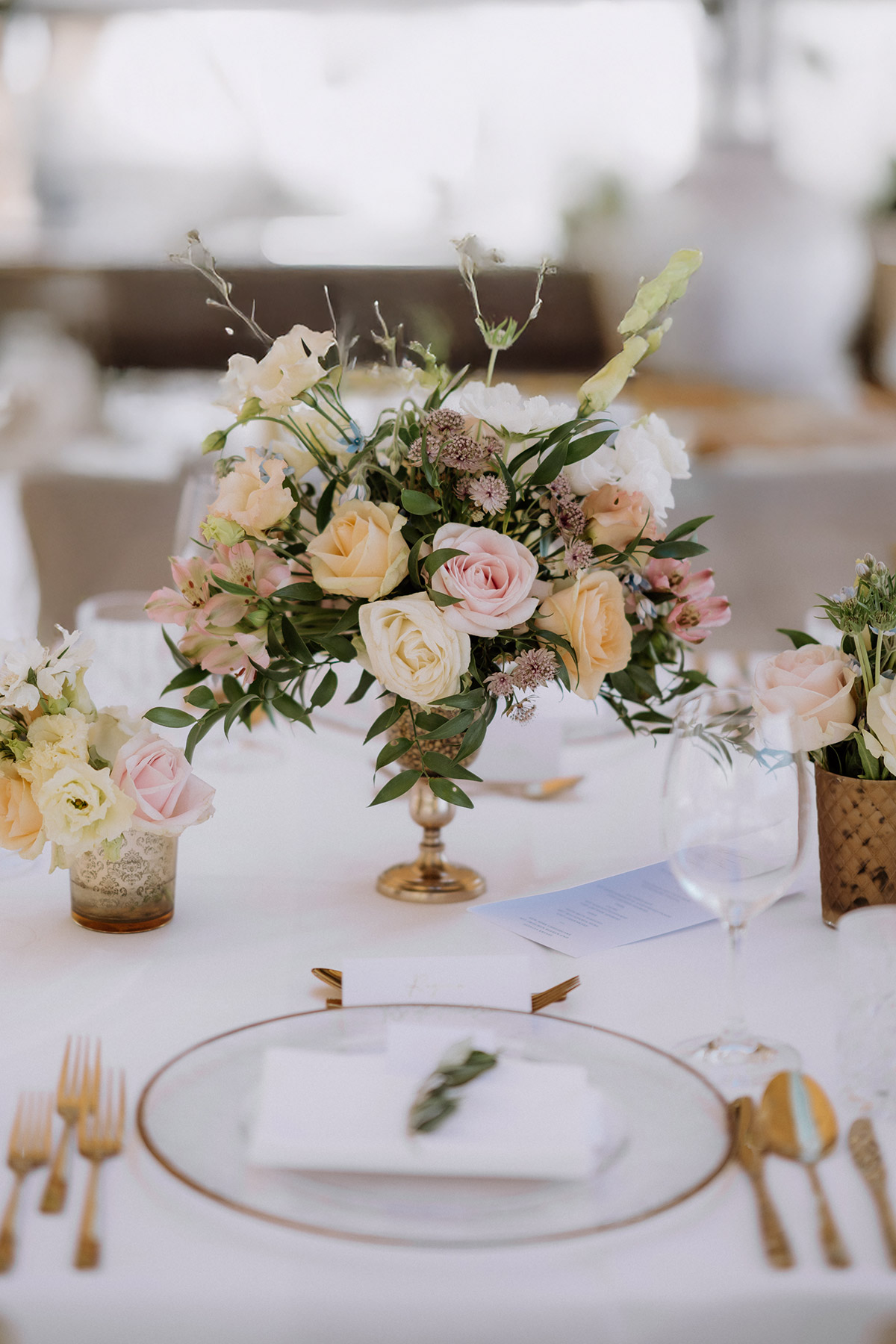 Blumengesteck Fine-Art Hochzeit Tischdekoration im Restaurant Wannseeterrassen Berlin