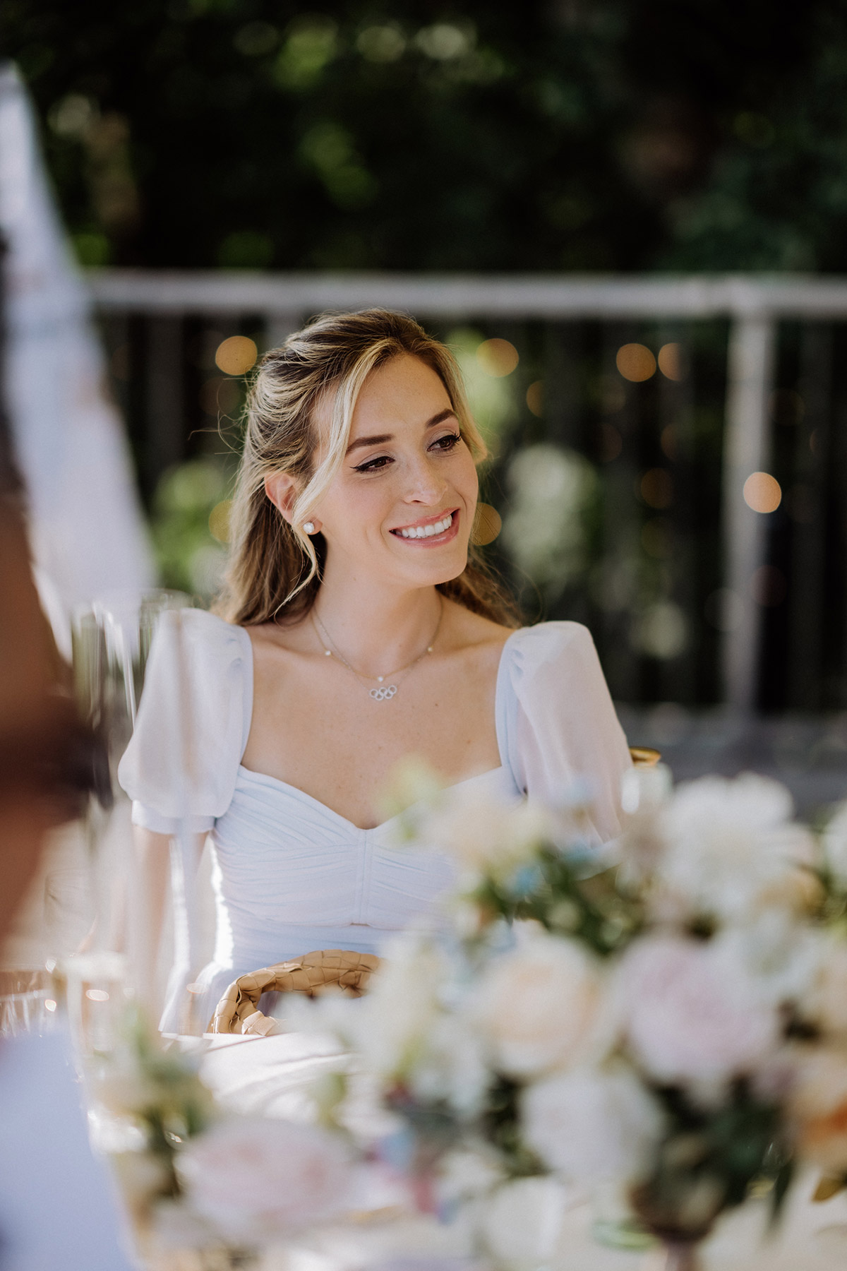 Hochzeitsgast lacht herzlich