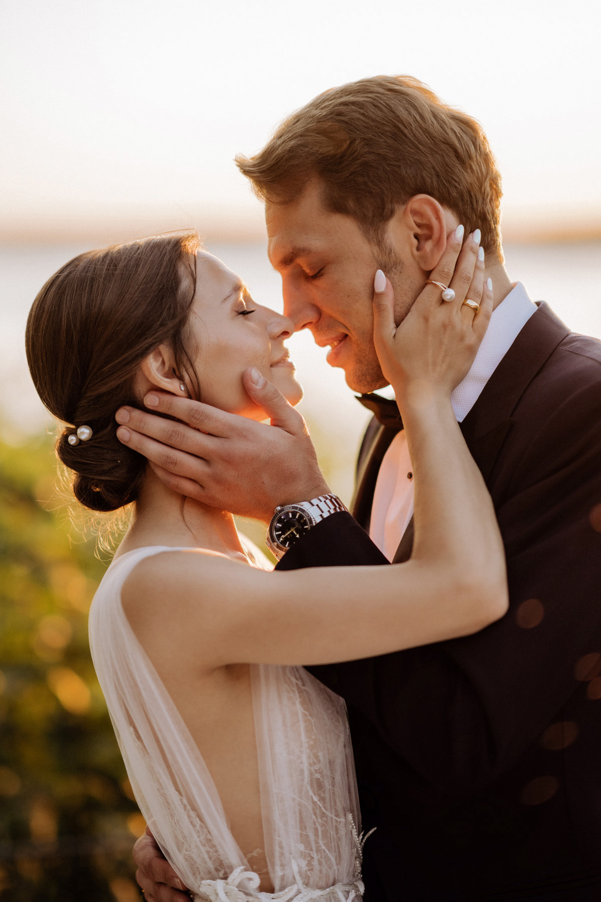 Emotionales Fine-Art-Hochzeits-Porträt: Das Brautpaar steht sich in den Wannseeterrassen Berlin ganz nah, während das warme Sonnenuntergangslicht ihre Gesichter sanft beleuchtet.