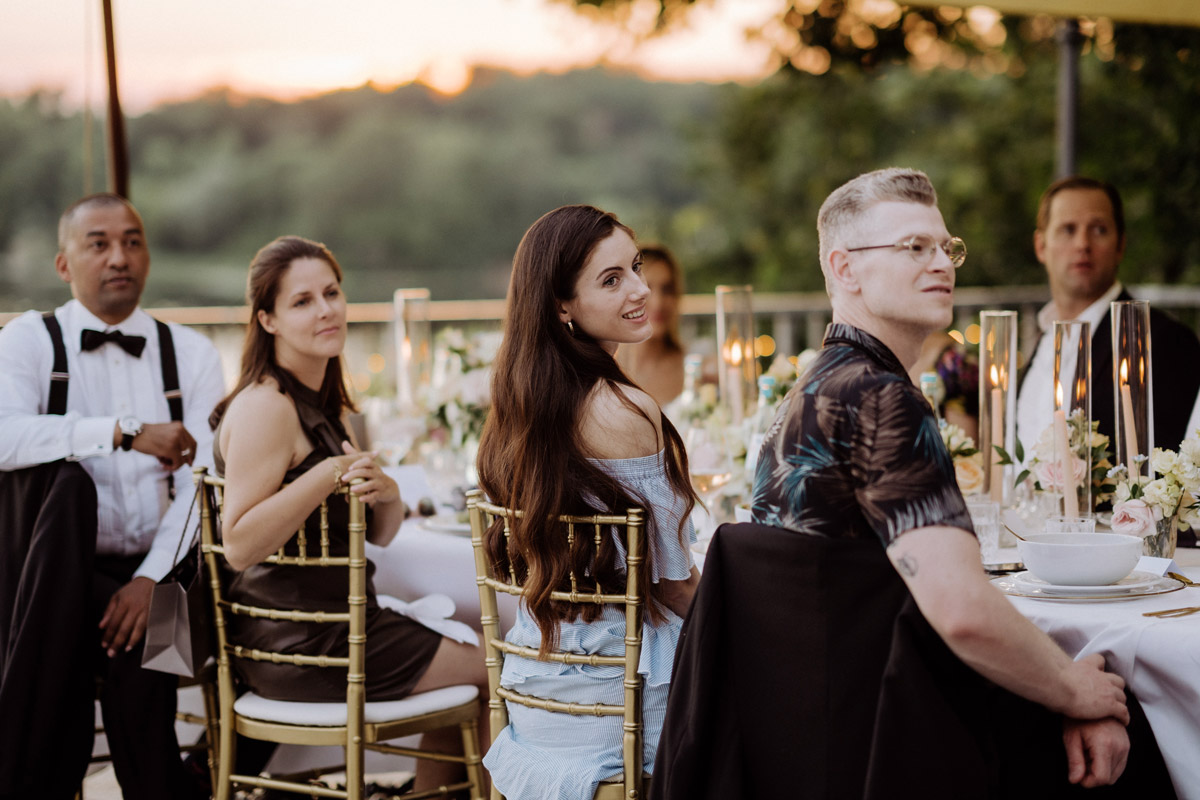 Hochzeitsgäste genießen den Empfang