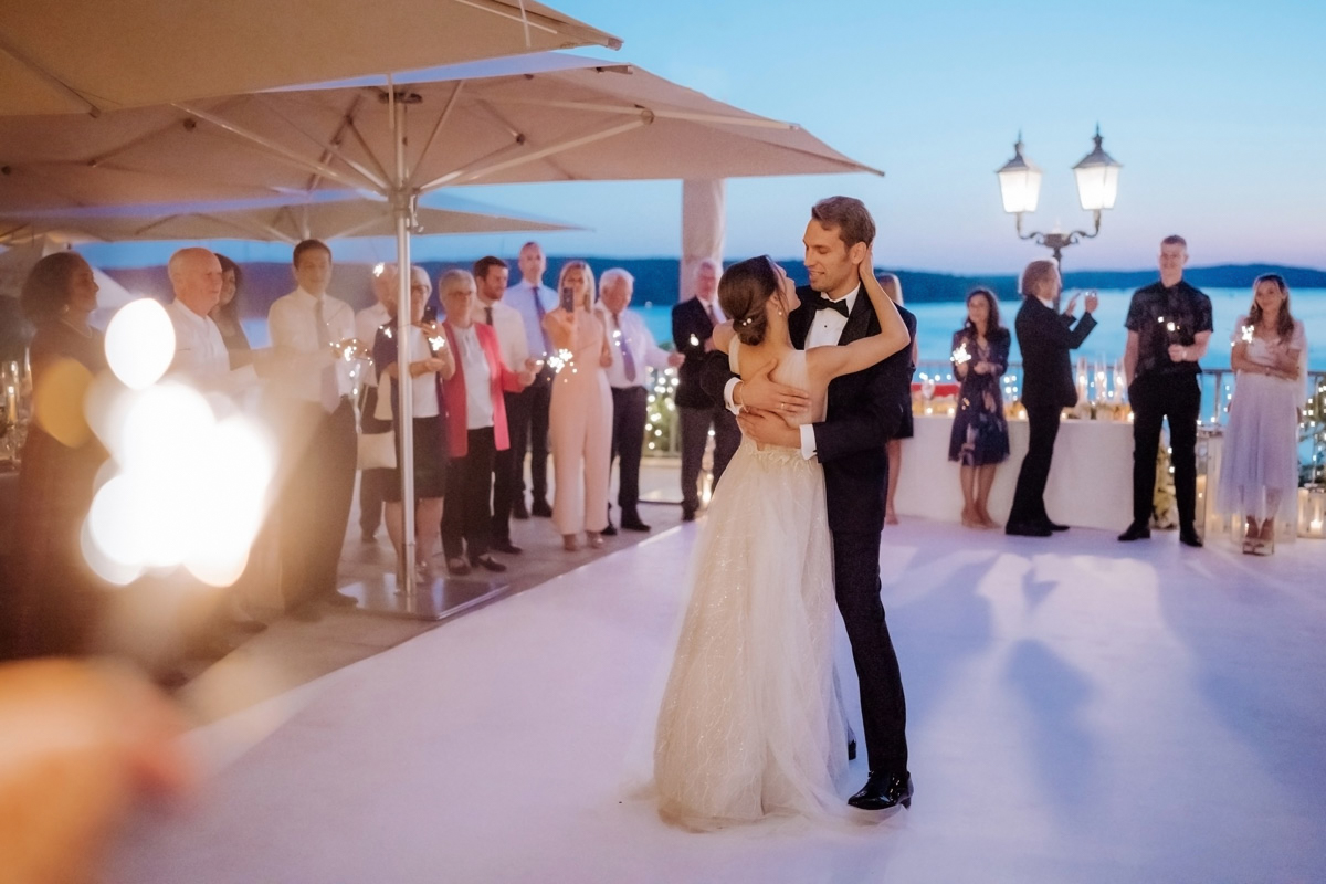 Brautpaar tanzt auf Wannseeterrasse Berlin unter freiem Himmel