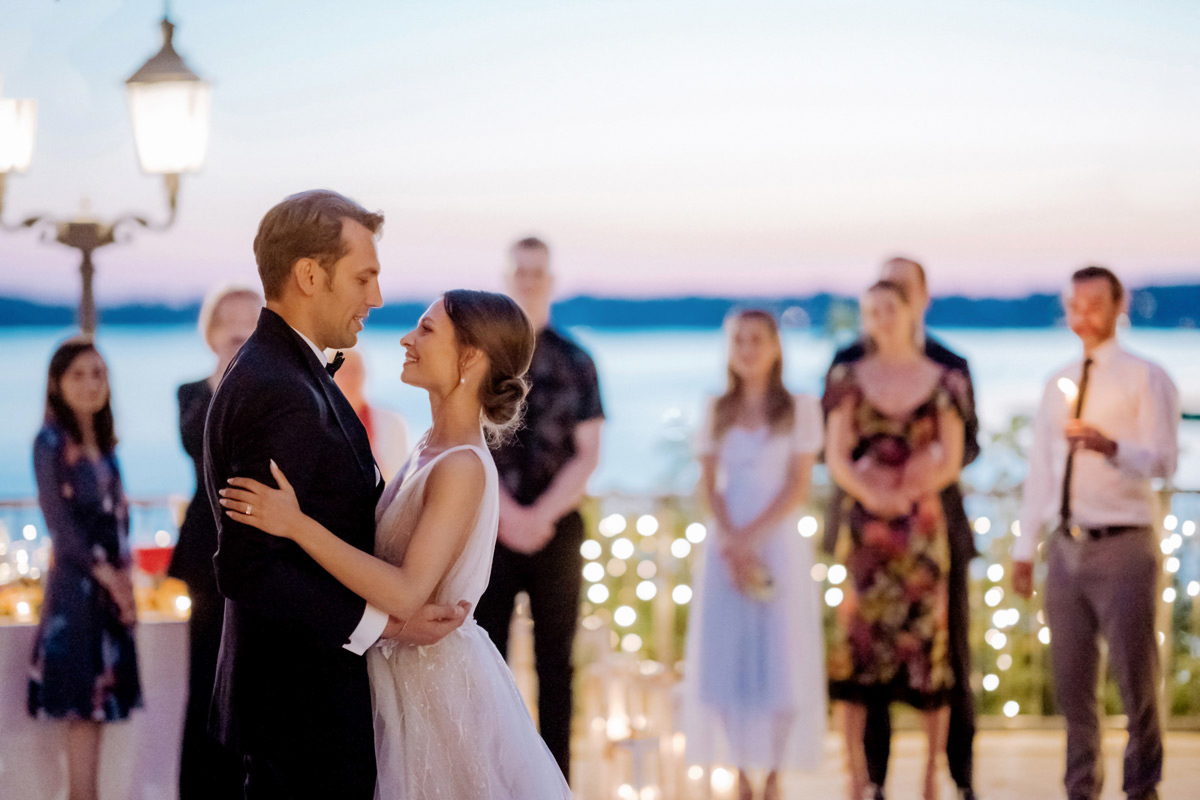 Hochzeit Berlin Wannsee ermöglicht tanzen auf Terrasse unter freiem Himmel