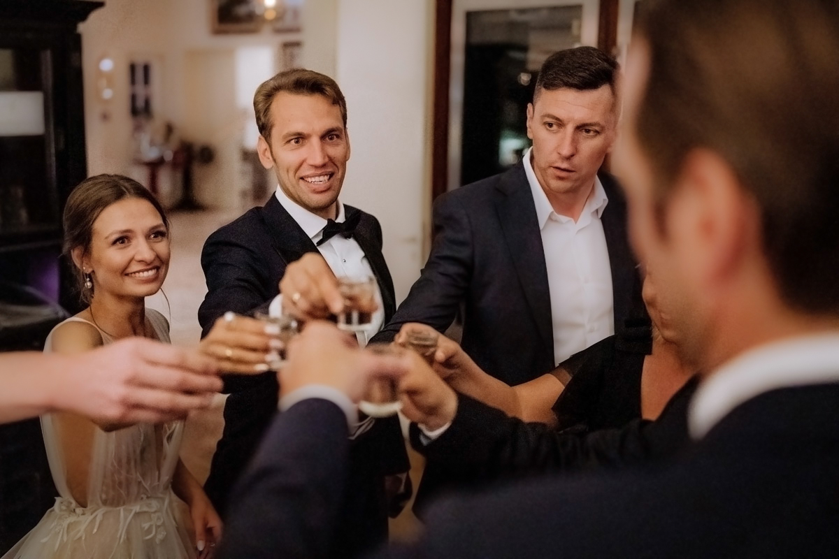 Brautpaar stößt mit Gästen an