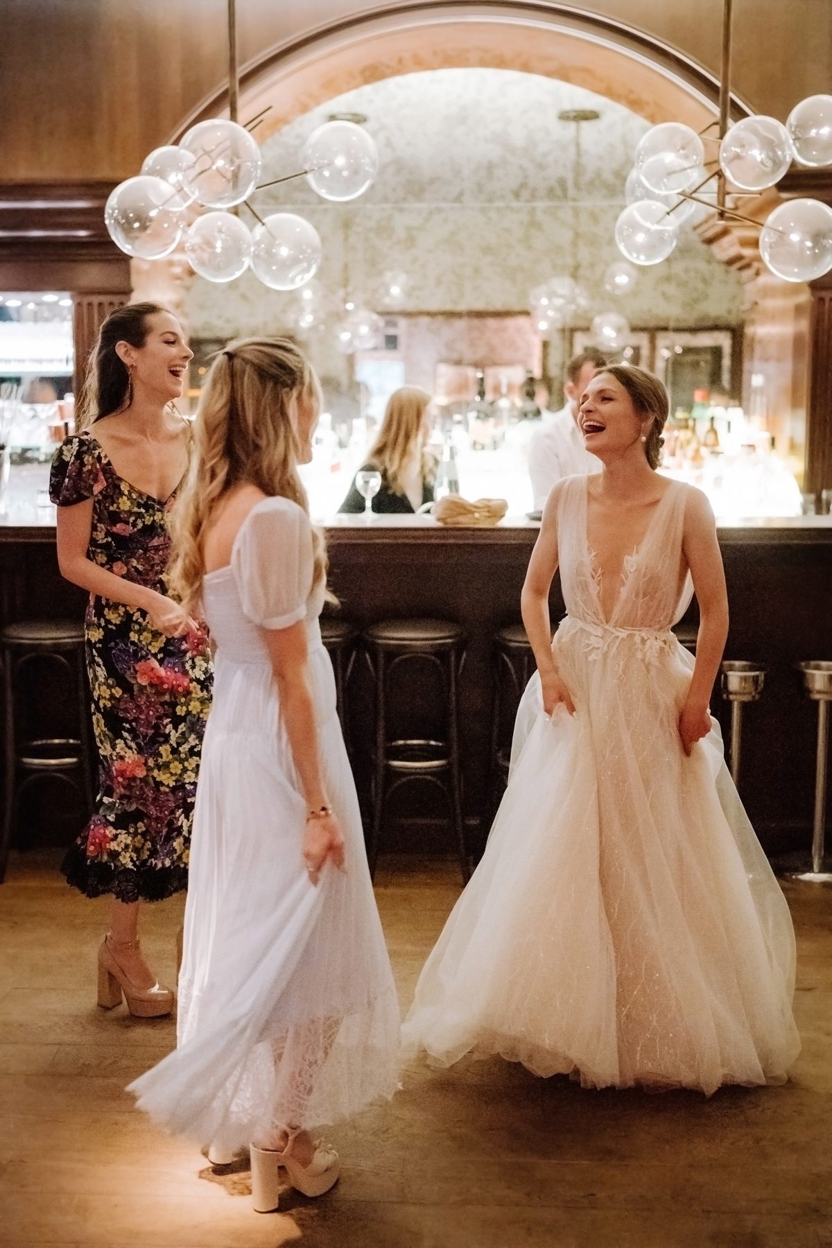 Bar im Restaurant Wannseeterrassen mit lachender Braut und Freundinnen