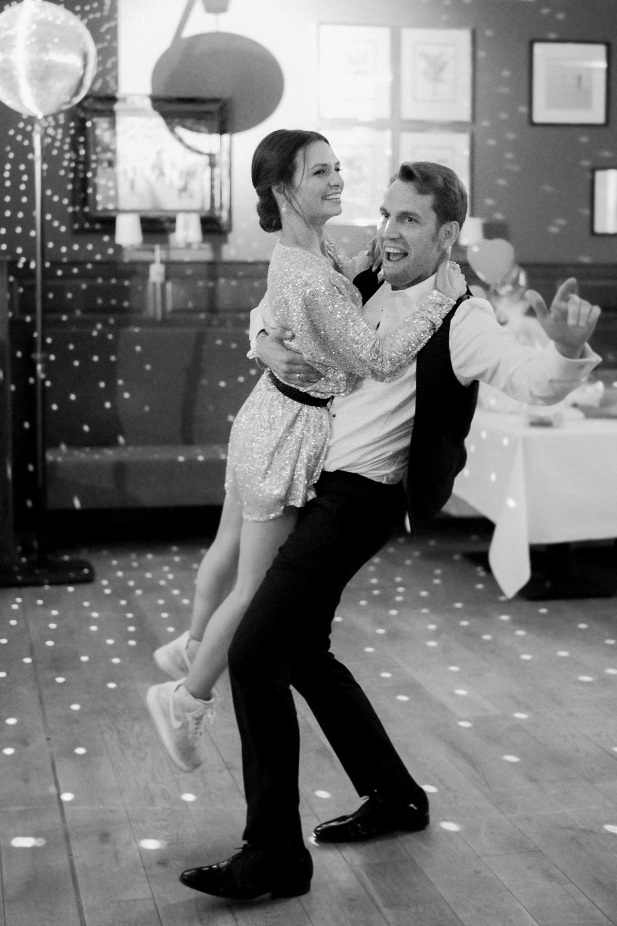 Bräutigam wirbelt Braut durch den Tanzsaal der Berliner Wannseeterrassen