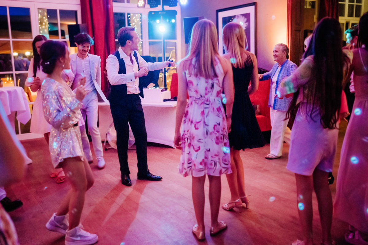 Bräutigam holt Omi auf Tanzfläche