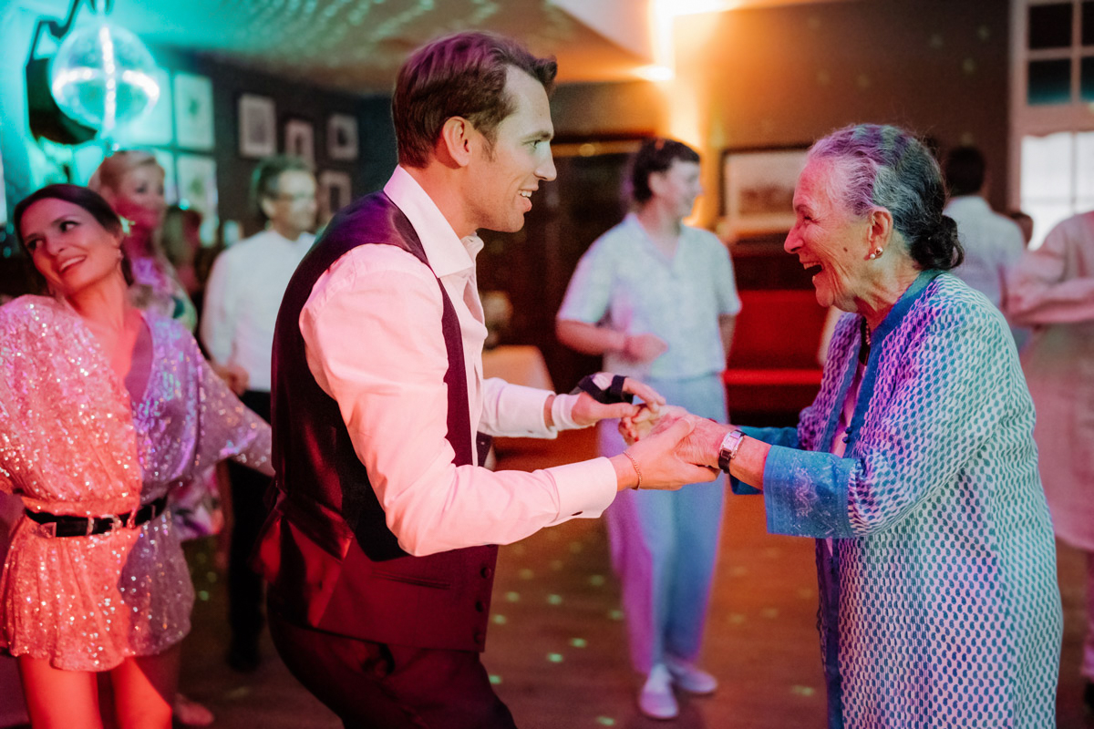 Omi tanzt mit Bräutigam