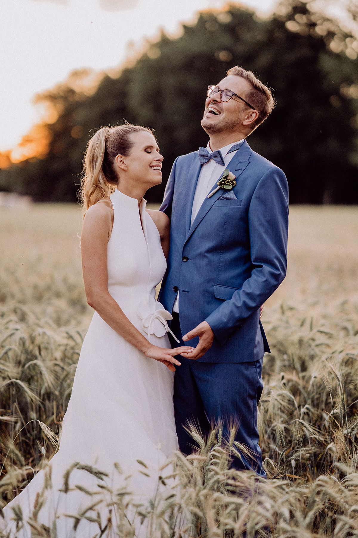 Natürliches Hochzeitsfoto im Spreewald: Glückliches Paar auf einer Wiese am Hotel zur Bleiche in Brandenburg