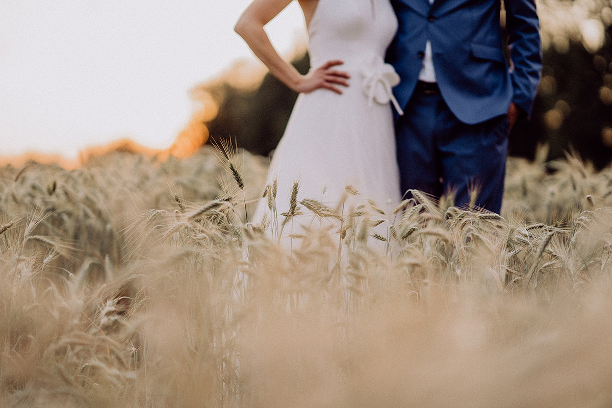 Detailaufnahme der modernen Hochzeitsoutfits