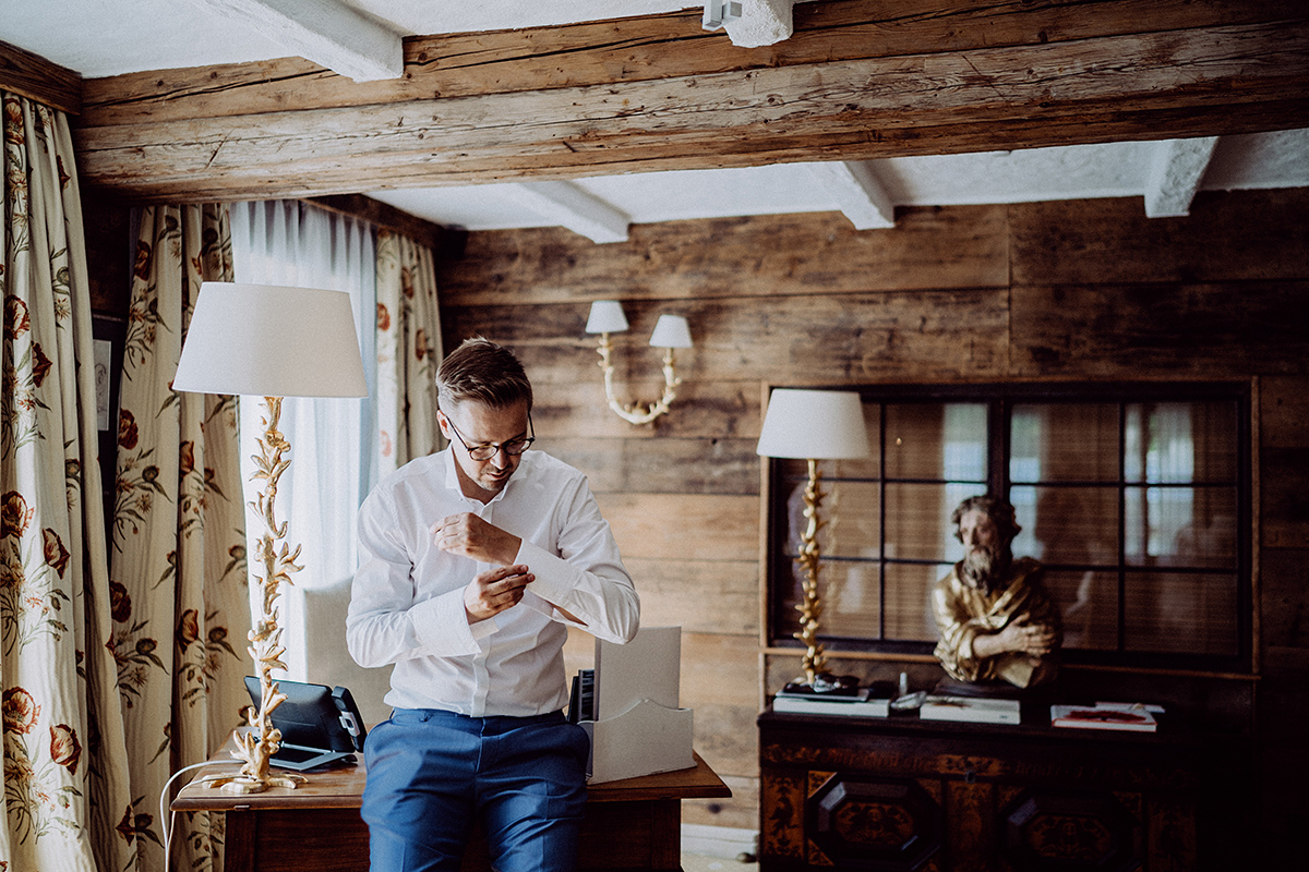 Getting Ready Bräutigam in Bleiche Suite