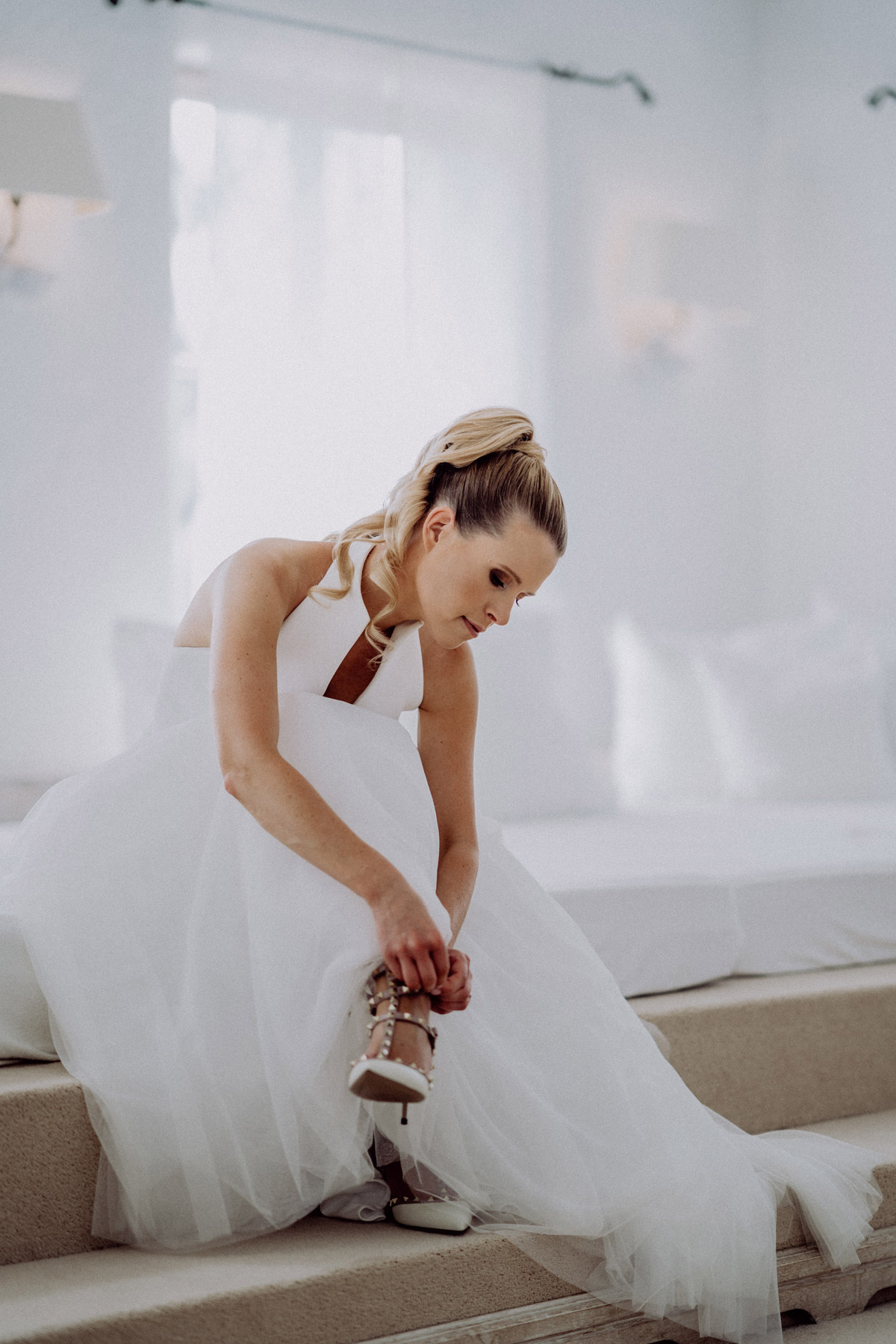 Braut schließt ihre Valentino Brautschuhe