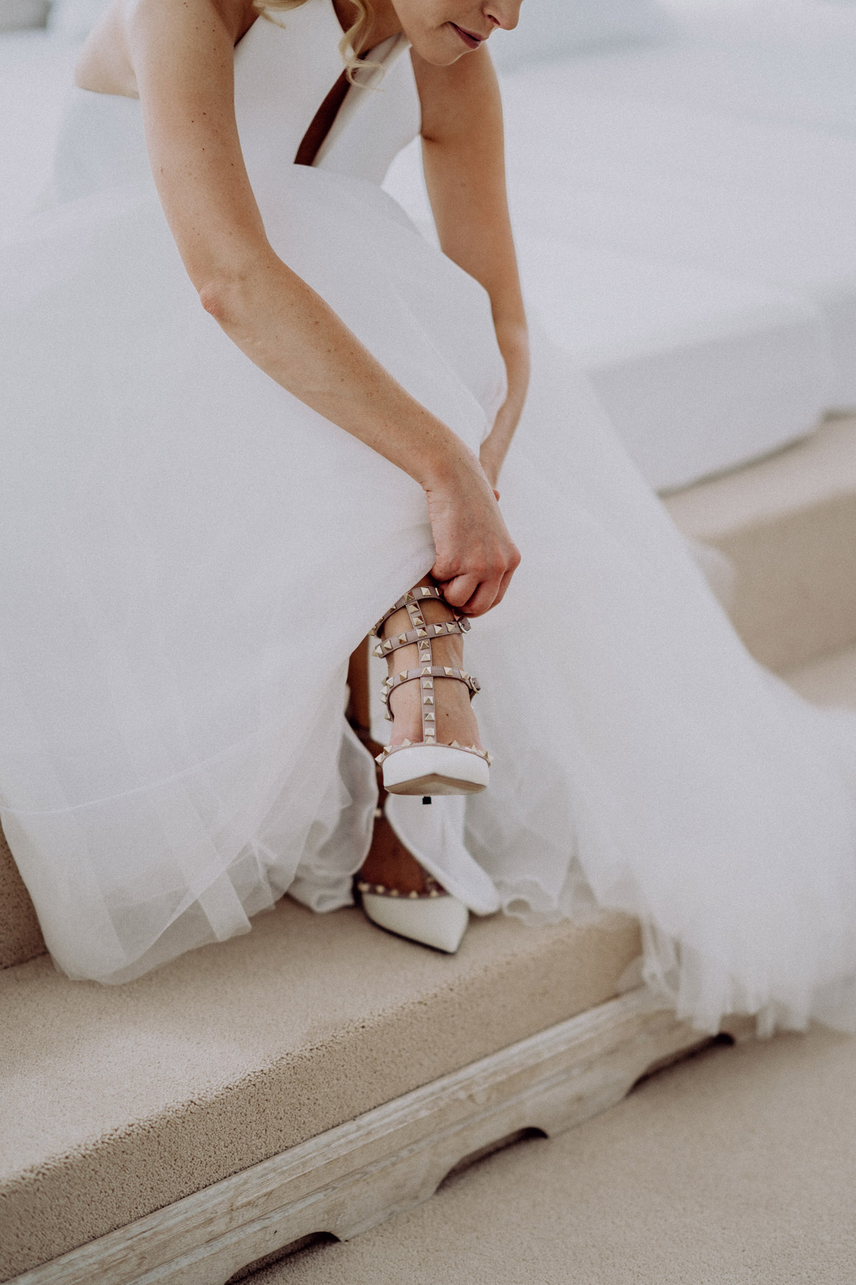 weiße Brautschuhe mit Nieten von Valentino