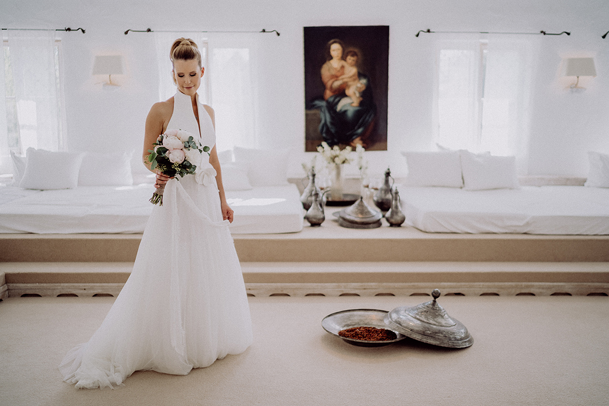 Braut in modernem Hochzeitskleid mit langem Tüllrock