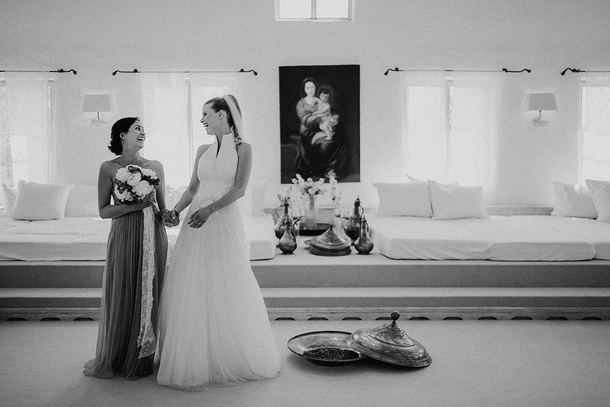 Braut lacht mit Brautjungfer