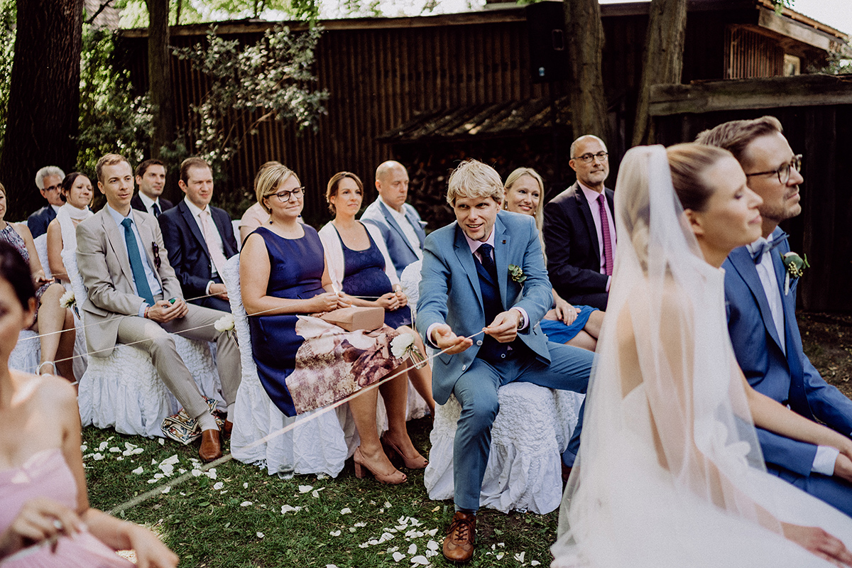 Ritual freie Trauung: Ringe an Schnur für gute Wünsche