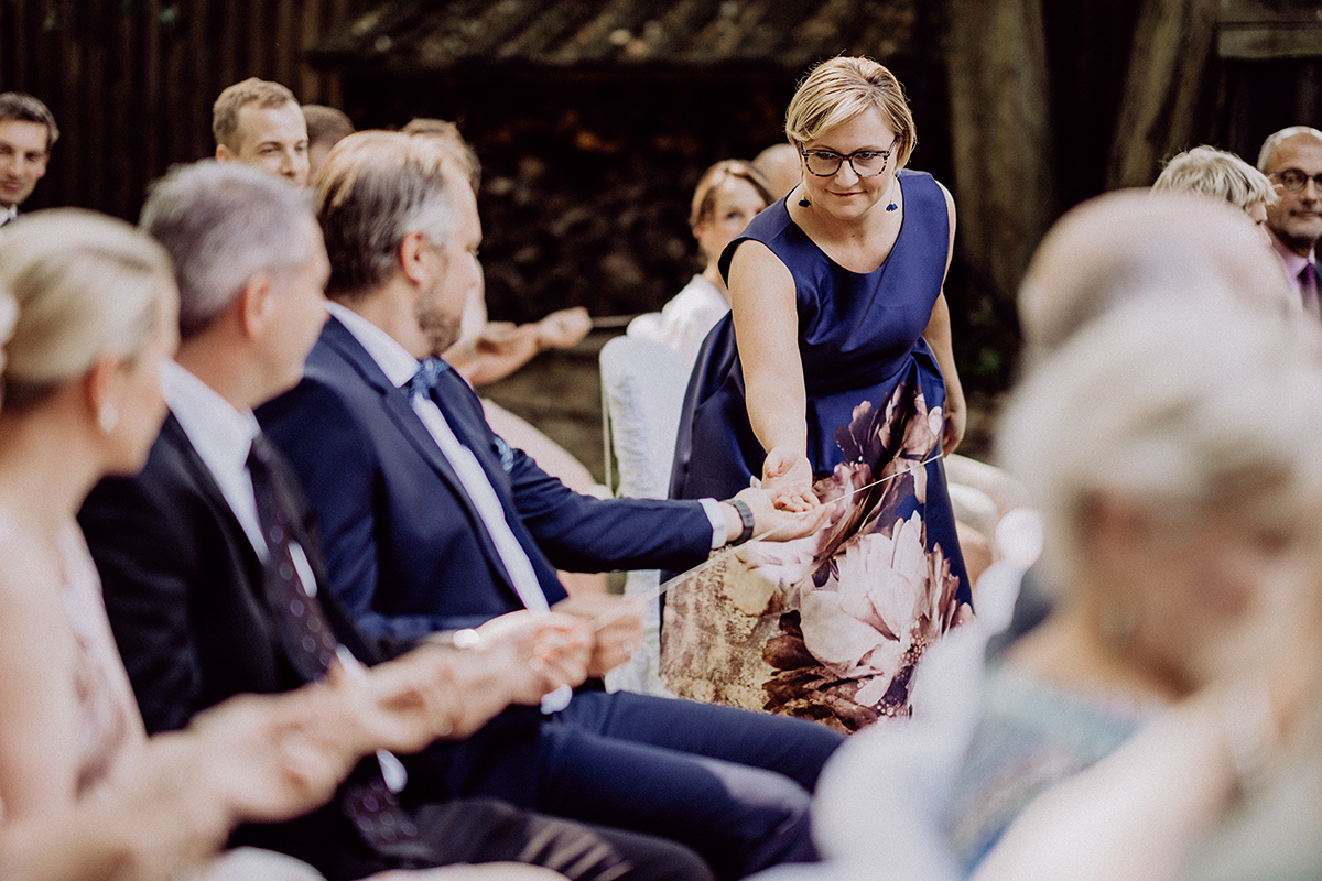 Ringe an Schnur werden weitergereicht