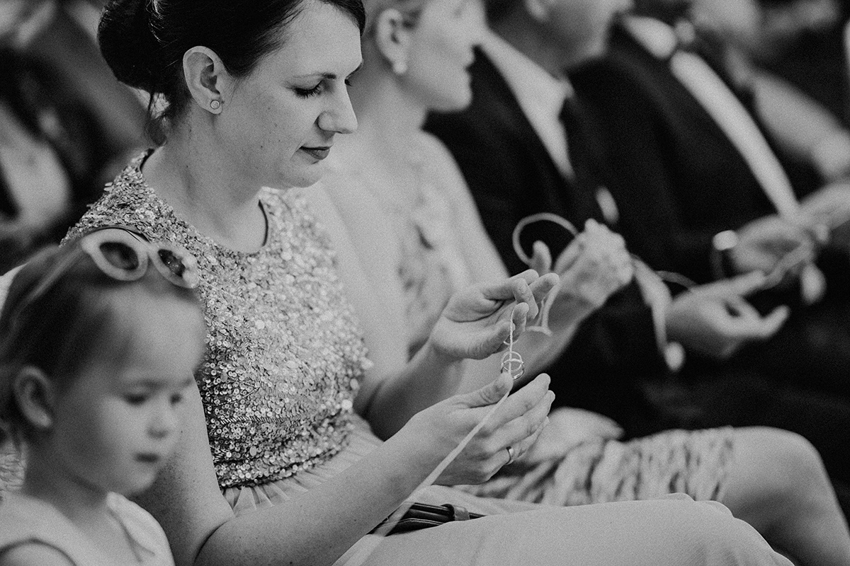 Gäste geben Wünsche an Ringe weiter