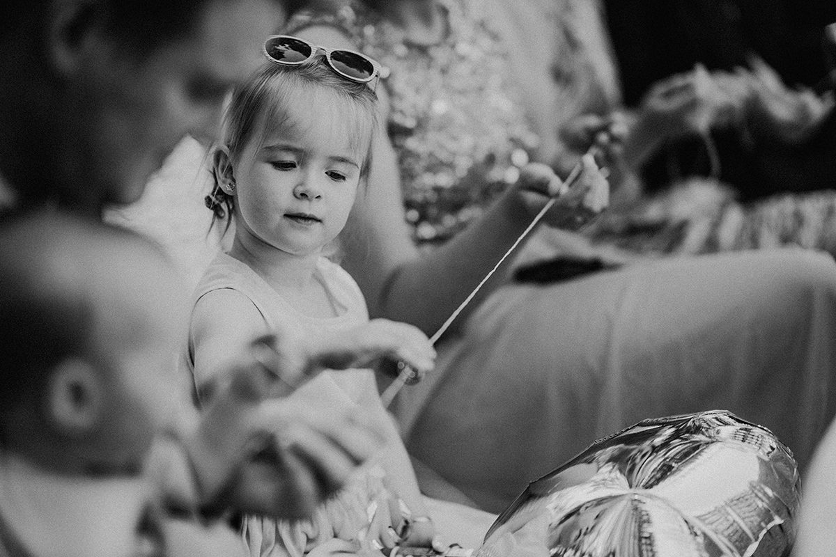 kleines Mädchen reicht Ringe weiter