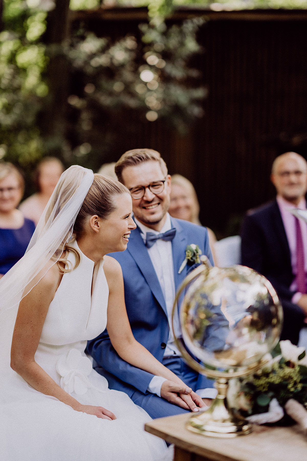 standesamtliche und freie Trauung unter freiem Himmel in Brandenburg im Spreewald: Paar lacht