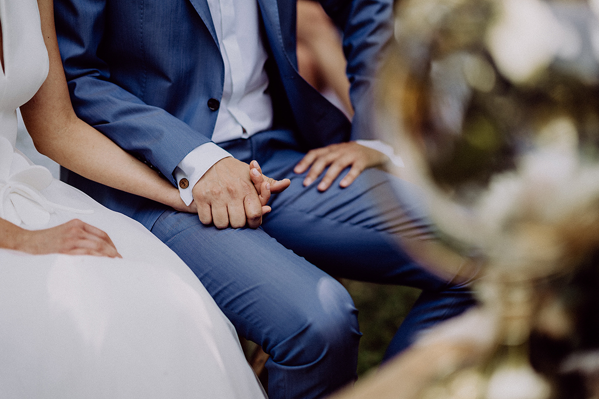 Detailaufnahme Brautpaar hält Hände