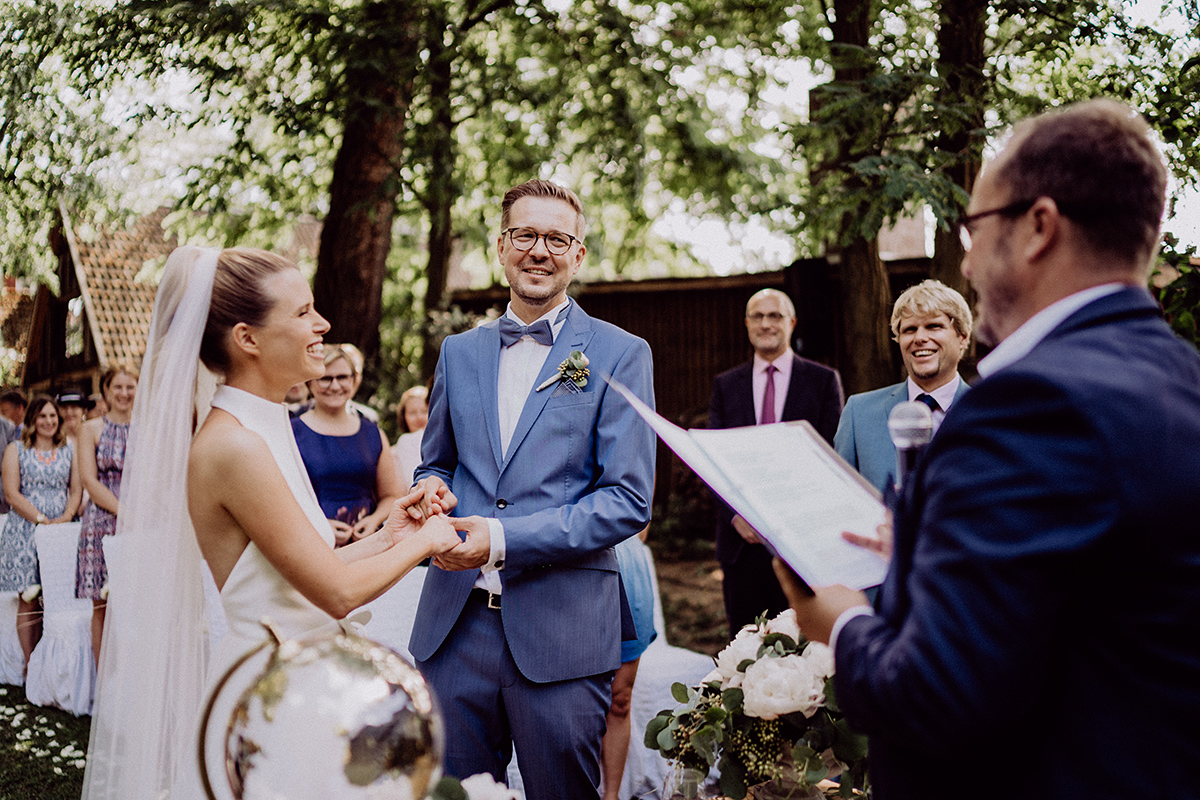 Standesamt unter freiem Himmel in Brandenburg im Spreewald: Paar hält Hände bei JA-Wort