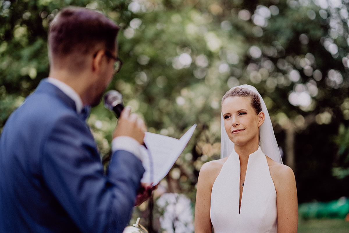 Braut lächelt zum Eheversprechen