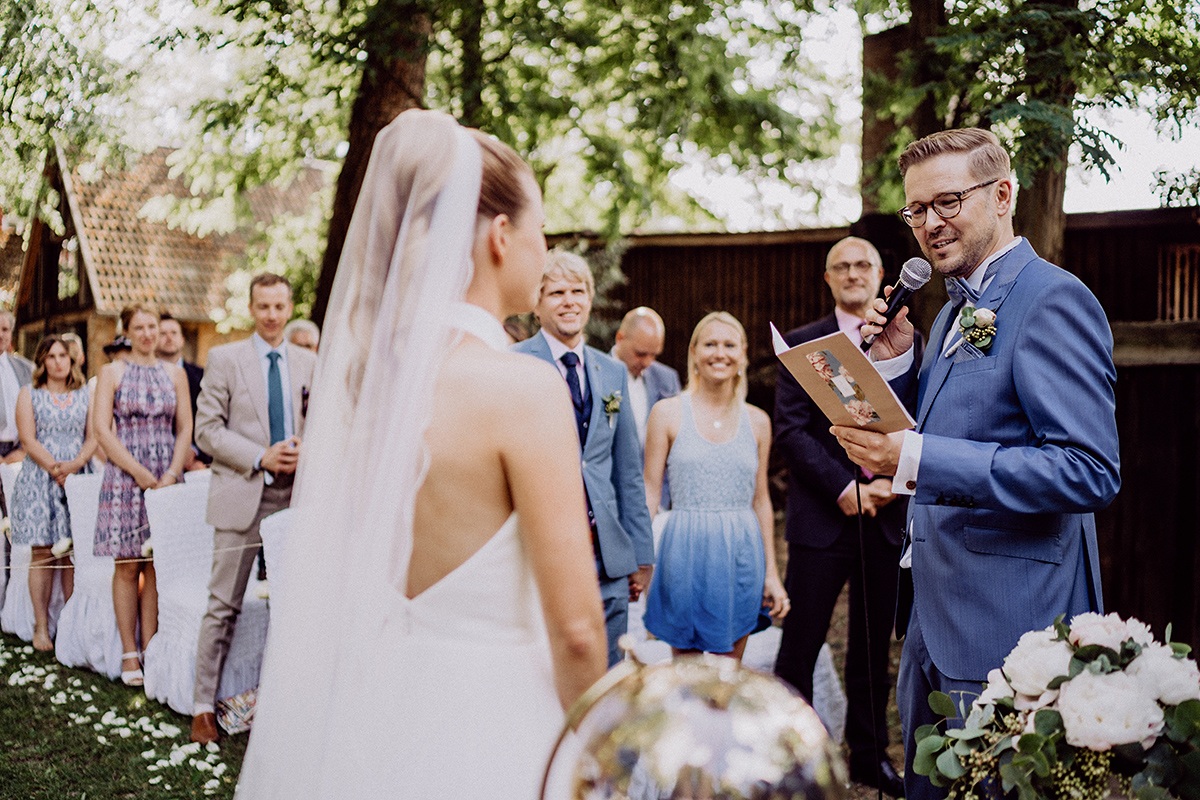 Bräutigam gibt Eheversprechen