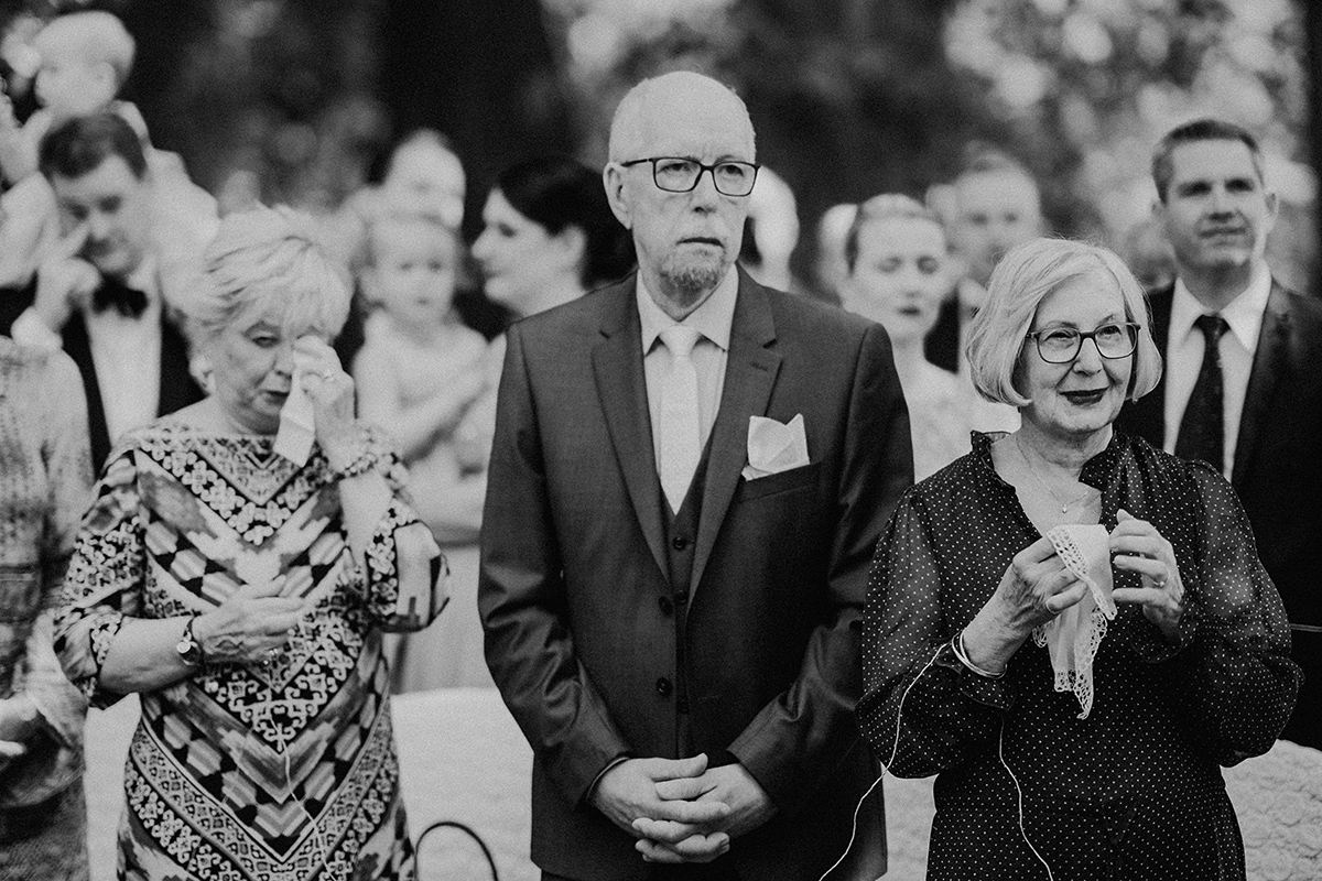 Mütter weinen in Schwarz-Weiß