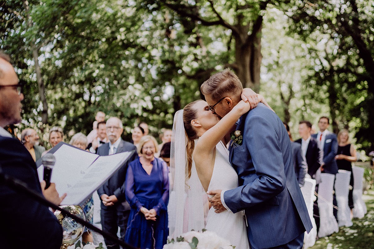 Brautpaar küsst sich zum Standesamt Ja-Wort in Bleiche im Spreewald