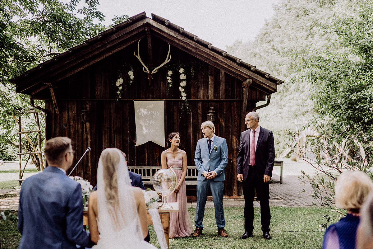 Trauzeugen singen für Brautpaar bei Trauung