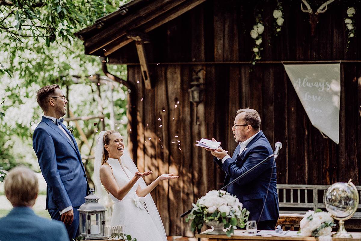 freier Trauredner Marco Fuß bläst Herzkonfetti zum Paar - Hochzeitsreportage im Spreewald
