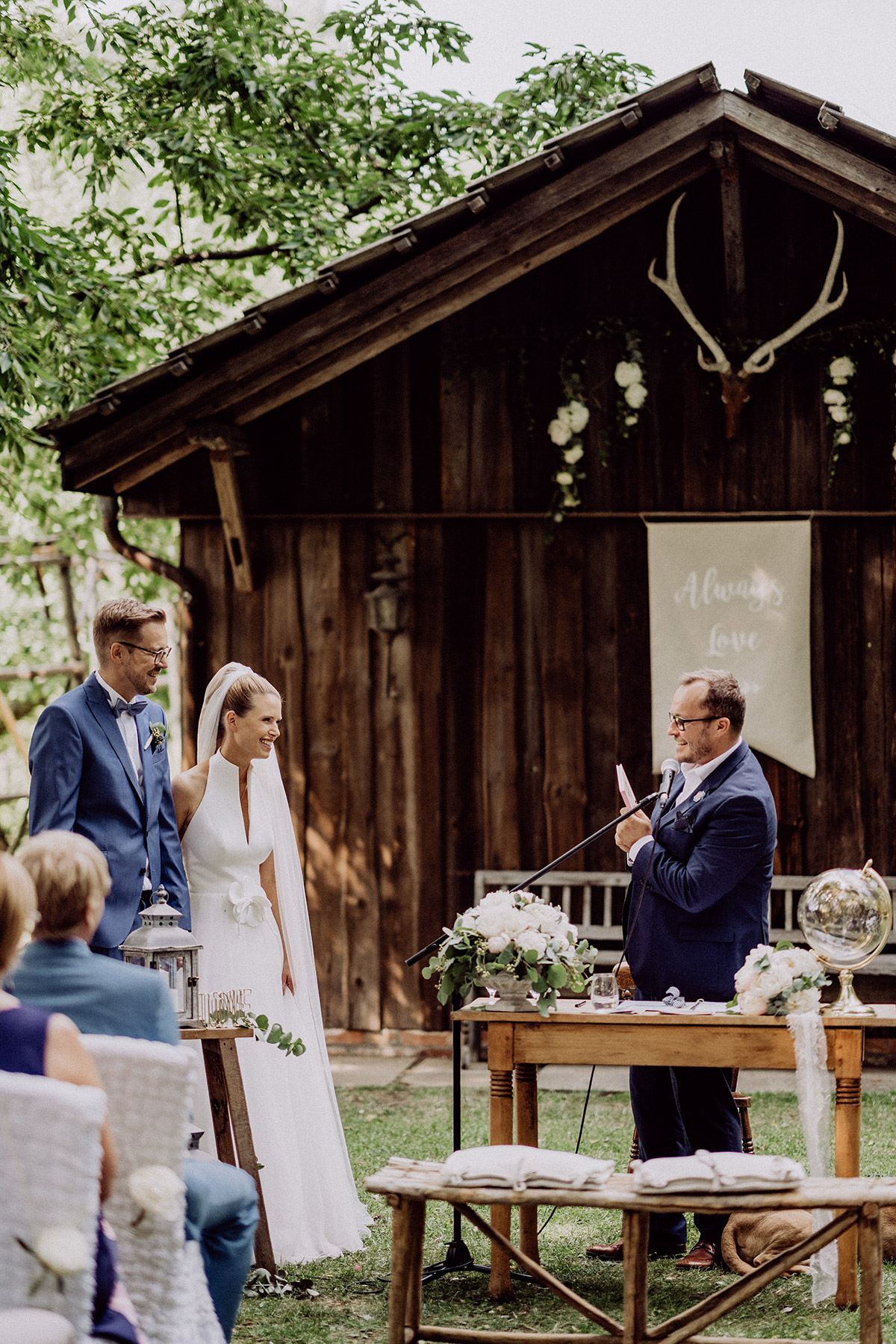 Dekoration freie Trauung draußen: Blumenschmuck, Stuhlhussen, Always Love Banner