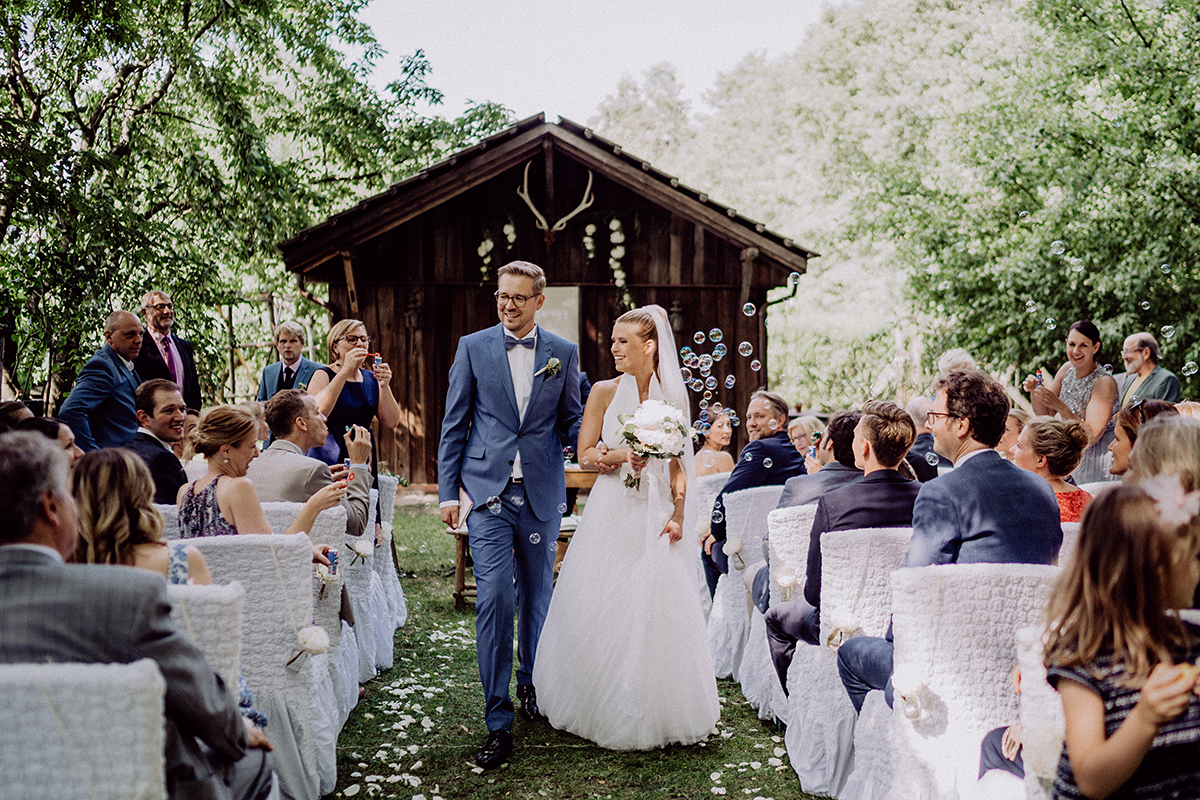 Spreewald Hochzeit: Auszug Brautpaar nach freier Trauung im Park vom Hotel zur Bleiche