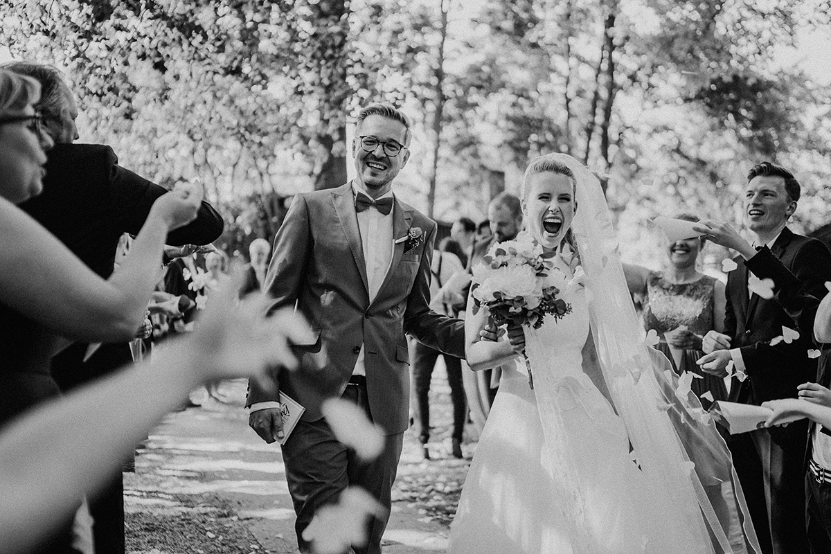 Auszug glückliches Brautpaar in Schwarz-Weiß